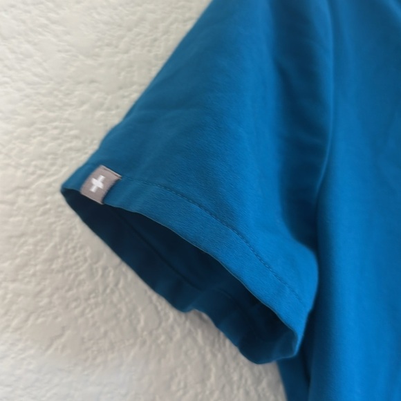 Figs Tops Exclusive Limited Edition Alphs Blue Casma 3 Pocket Scrub Top - Picture 5 of 7